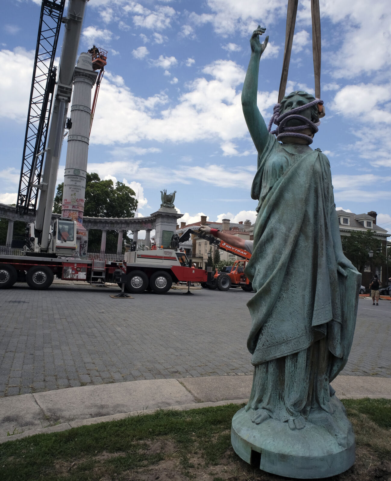 20200709_MET_STATUE_BB16